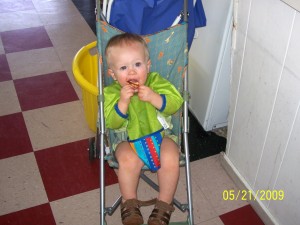 Eatin' pizza at the laundromat.